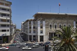 Image du Maroc Professionnelle de  À Droite l'immeuble de la Banque du Maroc construite par Edmond Brion vers 1937, son œuvre est considérée comme la plus aboutis du style " néo-marocain " dont la façade est joliment rythmée par une grille aux motifs géométriques, de losanges d’inspiration Almohade. A gauche l’immeuble de l'ONA, (ex garage Citroën, qui comportait dans les années 1930 que deux étages), Lundi 6 Juillet 2009. L'Actuel Avenue Hassan II (ex Général d'Amade) était l'ancienne route des Oulad Harriz, qui reliait Casablanca  avec l'hinterland. Un important axe routier, prenant son départ de la place des Nations Unies, elle rejoint le Boulevard Abdelmoumen, puis se bifurque à sa fin en direction du sud-ouest de la ville dans plusieurs directions. (Photo / Abdeljalil Bounhar) 